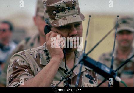 COLIN POWELL (* 5. April 1937 bis 18. Oktober 2021) war ein US-amerikanischer Politiker, Diplomat und vier-Sterne-General, der von 2001 bis 2005 als 65. US-Außenminister, von 1987 bis 1989 als 16. US-Sicherheitsberater und von 1989 bis 1993 als 12. Vorsitzender der Joint Chiefs of Staff fungierte. DATEIFOTO: 24. Dezember 1990, Dahran, Ostprovinz, Saudi-Arabien: Vorsitzender der gemeinsamen Stabschefs, General COLIN POWELL, spricht während eines Besuchs mit den Truppen auf einem Satellitentelefon zurück zum Pentagon. (Kreditbild: © Verteidigungsministerium/ZUMA Wire) Stockfoto