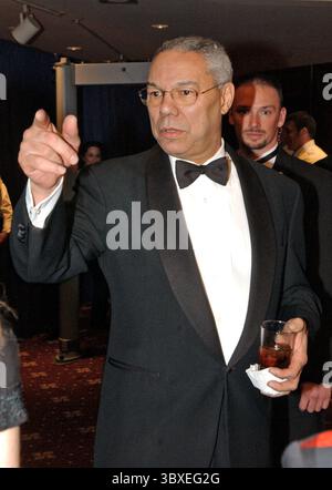 COLIN POWELL (* 5. April 1937 bis 18. Oktober 2021) war ein US-amerikanischer Politiker, Diplomat und vier-Sterne-General, der von 2001 bis 2005 als 65. US-Außenminister, von 1987 bis 1989 als 16. US-Sicherheitsberater und von 1989 bis 1993 als 12. Vorsitzender der Joint Chiefs of Staff fungierte. DATEIFOTO: 26. April 2003, Washington, District of Columbia, USA: US-Außenminister COLIN POWELL kommt zum Abendessen der Korrespondenten des Weißen Hauses 2003 im Washington Hilton Hotel. (Kreditbild: © Ron Sachs/CNP via ZUMA Press Wire) Stockfoto
