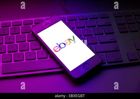 13. Oktober 2021, Barcelona, Katalonien, Spanien: In dieser Abbildung wird ein eBay Inc-Logo auf einem Smartphone auf einer Computertastatur angezeigt (Kreditbild: © Thiago Prudencio/DAX via ZUMA Press Wire) Stockfoto