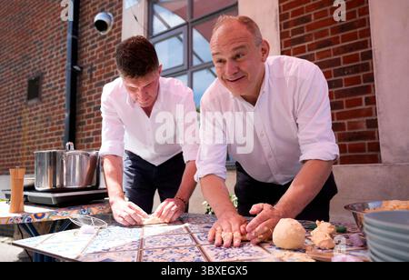 Sir Ed Davey (rechts) und Edward Morello, Abgeordneter von West Dorset, während einer Pasta-Kochstunde in der Peppina Sicilian Bakery in Poundbury bei Dorchester, Dorset. Bilddatum: Freitag, 18. Juli 2025. Stockfoto