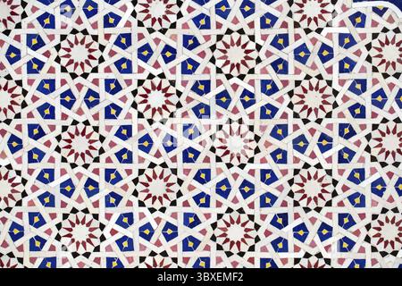 Ein detailliertes islamisches geometrisches Mosaik mit lebhaften Farben und symmetrischen Mustern. Das Design zeigt traditionelle Arabesken-Motive mit Sternscha Stockfoto