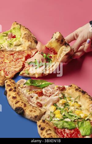 Nehmen Sie sich ein Stück Pizza mit verschiedenen Belägen von Hand, und erleben Sie ein lebendiges und appetitliches kulinarisches Erlebnis Stockfoto
