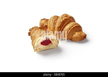 Frisch gebackene Croissants, eines davon aufgeschnitten und eine süße Erdbeerfüllung enthüllt, isoliert vor einem unberührten weißen Hintergrund Stockfoto