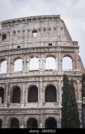 Ältere Fassade auf der anderen Seite des Kolosseum in Rom Italien Stockfoto