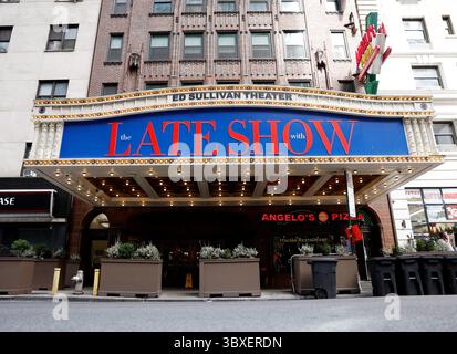 New York, Usa. Juli 2025. Das Marquee im Ed Sullivan Theater zeigt „The Late Show“, nachdem bekannt gegeben wurde, dass CBS die „The Late Show“-Franchise im Mai 2026 am Freitag, den 18. Juli 2025, in New York City zurückziehen wird. Zu Beginn der Episode von „The Late Show with Stephen Colbert“ am Donnerstag Abend kündigte der langjährige Moderator der Talkshow an, dass ihm seine Chefs bei CBS am Mittwoch mitteilen, dass die Late Show im nächsten Mai zu Ende gehen würde. Foto: John Angelillo/UPI Credit: UPI/Alamy Live News Stockfoto