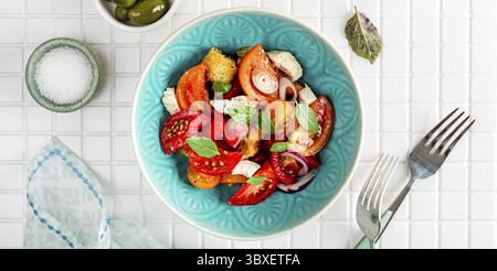 Essen, toskanische Panzanella, traditioneller italienischer Salat mit Tomaten und Brot Stockfoto