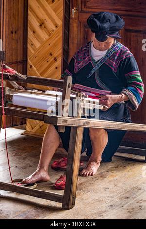 25. Mai 2014, Longshen, Region Guangxi, China: Eine ethnische Minderheitsfrau der Red Yao in traditioneller Kleidung, die auf einem Webstuhl Stoff in Jinkeng, Longshen, China webt. (Kreditbild: © Jon G. Fuller/VW Pics via ZUMA Press Wire) Stockfoto