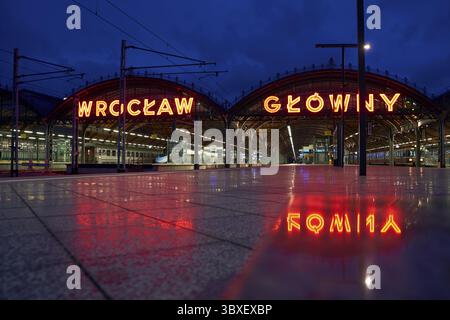Breslau, Polen, 2. Januar 2019: Bahnsteig des Bahnhofs Breslau Glowny in der Abenddämmerung Stockfoto