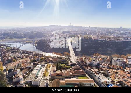 Aus der Vogelperspektive auf die Brücke Dom Luís I und die Vila Nova de Gaia von oben, im Sonnenlicht getaucht, Porto, Viertel Porto, Portugal. Stockfoto
