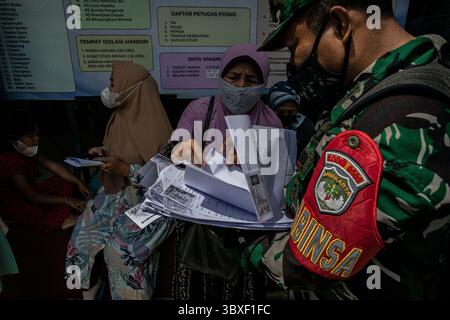 Oktober 2021, Depok, Jawa Barat, Indonesien: Depok, Indonesien, 20. Oktober 2021: die indonesische Nationalarmee unterstützt durch den Depok Kodim die Rolle kleiner und mittlerer Unternehmer inmitten der covid19-Pandemie. Diese Barhilfe in Höhe von einer Million zweihunderttausend Rupien dürfte Unternehmern helfen, nach dem wirtschaftlichen Abschwung aufgrund der COVID-19-Pandemie wieder aufzusteigen. (Bild: © Donal Husni/ZUMA Press Wire) Stockfoto