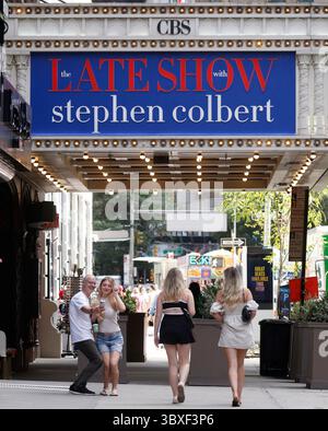 New York, Usa. Juli 2025. Das Marquee im Ed Sullivan Theater zeigt „The Late Show“, nachdem bekannt gegeben wurde, dass CBS die „The Late Show“-Franchise im Mai 2026 am Freitag, den 18. Juli 2025, in New York City zurückziehen wird. Zu Beginn der Episode von „The Late Show with Stephen Colbert“ am Donnerstag Abend kündigte der langjährige Moderator der Talkshow an, dass ihm seine Chefs bei CBS am Mittwoch mitteilen, dass die Late Show im nächsten Mai zu Ende gehen würde. Foto: John Angelillo/UPI Credit: UPI/Alamy Live News Stockfoto