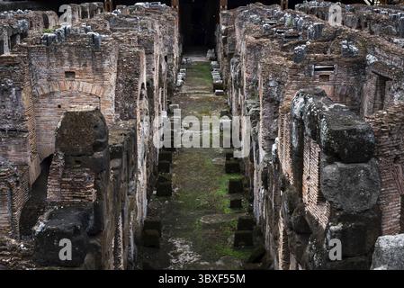 Korridor in den unterirdischen Galerien der zentralen Arena des Kolosseums in Rom, Italien Stockfoto