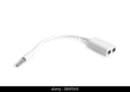 Adapter 3,5-mm-Stereo-Audio-Buchse (Stecker) auf 3,5-mm-Doppelbuchse (Buchse) auf weißem Hintergrund Stockfoto
