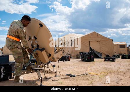 4. Oktober 2021 - Davis-Monthan Air Force Base, Arizona, USA - Ein US-Luftwaffenflugzeug, das der 52nd Combat Communications Squadron von der Robbins Air Force Base, Georgia, zugeordnet ist, stellt einen Satelliten in einer simulierten, strengen Umgebung in Sunglow City auf der Davis-Monthan Air Force Base, Arizona, 4. Oktober 2021 auf. Bushwhacker ermöglichte es DM, agile Arbeitsabläufe und Zeitpläne im Kampf auszuführen und zu testen, um an neu errichteten Standorten Wing-Einrichtungen und Befehls- und Kontrollstrukturen zu verpacken, zu laden und wiederherzustellen. (Foto von Staff Sgt. Kristine Legate) (Foto: © U.S. Air Force/ZUMA Press Wire Service Stockfoto