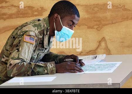 Oktober 2021 - Augusta, Michigan, USA - U.S. Army Sgt. Deashawnru Thurmond, B Battery, 1. Bataillon, 119. Feldartillerie, Michigan Army National Guard (MIARNG), führt eine Kartenleseübung während des MIARNG' Best Warrior Competition 18-21, Fort Custer Training Center, Augusta, Michigan, 19. Oktober 2021 durch. Die Michigan Army National Guard führte den Best Warrior Competition durch, um den MIARNG Soldier und Unteroffizier zu wählen, der die MIARNG bei der Region 4 BWC vertritt. Der beste Krieger-Wettbewerb würdigt Soldaten, die sich für die Werte der Armee einsetzen, verkörpern den Krieger Stockfoto