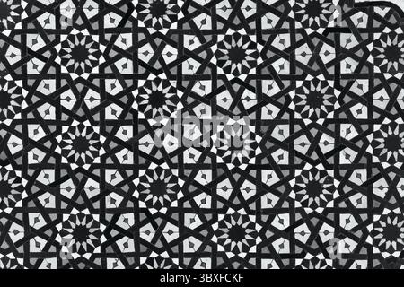 Ein detailliertes islamisches geometrisches Mosaik mit lebhaften Farben und symmetrischen Mustern. Das Design zeigt traditionelle Arabesken-Motive mit Sternscha Stockfoto