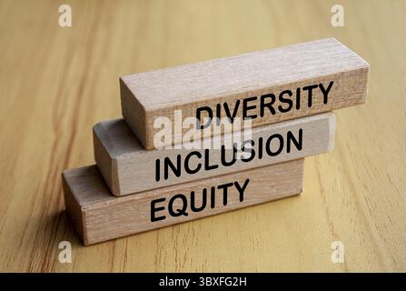 Seitenansicht von Text für Vielfalt, Inklusion und Eigenkapital auf Holzblöcken. D- und I-Konzept Stockfoto