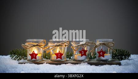 Vier Advent Kerzen im Schnee, zweiten Advent Stockfoto