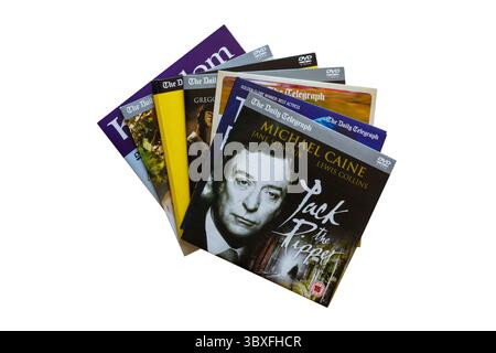 Ein Haufen kostenloser DVDs, die mit dem Daly Telegraph mit Jack the Ripper DVD oben auf weißem Hintergrund verschenkt werden Stockfoto