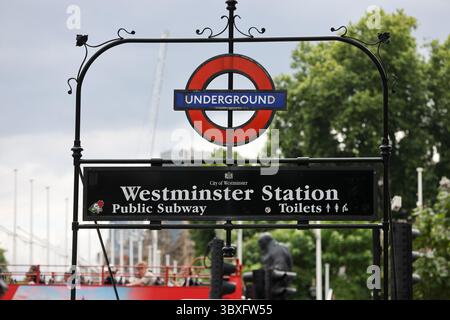 London, Großbritannien. Juli 2025. Allgemeine Ansicht der Westminster Station und des Londoner U-Bahnlogos im Zentrum von London. (Credit Image: © Dinendra Haria/SOPA Images via ZUMA Press Wire) NUR REDAKTIONELLE VERWENDUNG! Nicht für kommerzielle ZWECKE! Stockfoto