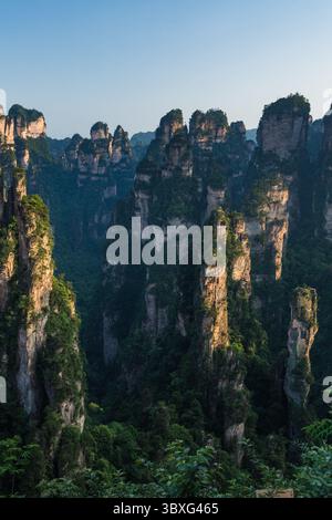 22. Mai 2013, Zhanjiajie, Provinz Hunan, China: Die Quarzit-Sandsteinsäulen des Avatar-Gebirges im Zhangjiajie National Forest Park in China. (Kreditbild: © Jon G. Fuller/VW Pics via ZUMA Press Wire) Stockfoto