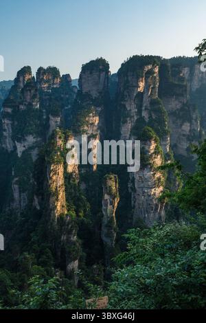 22. Mai 2013, Zhanjiajie, Provinz Hunan, China: Die Quarzit-Sandsteinsäulen des Avatar-Gebirges im Zhangjiajie National Forest Park in China. (Kreditbild: © Jon G. Fuller/VW Pics via ZUMA Press Wire) Stockfoto