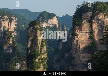 22. Mai 2013, Zhanjiajie, Provinz Hunan, China: Die Quarzit-Sandsteinsäulen des Avatar-Gebirges im Zhangjiajie National Forest Park in China. (Kreditbild: © Jon G. Fuller/VW Pics via ZUMA Press Wire) Stockfoto