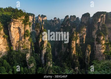 22. Mai 2013, Zhanjiajie, Provinz Hunan, China: Die Quarzit-Sandsteinsäulen des Avatar-Gebirges im Zhangjiajie National Forest Park in China. (Kreditbild: © Jon G. Fuller/VW Pics via ZUMA Press Wire) Stockfoto