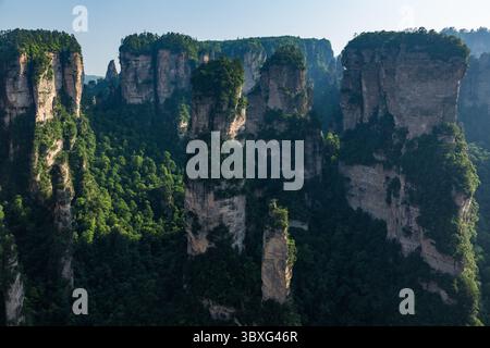 22. Mai 2013, Zhanjiajie, Provinz Hunan, China: Die Quarzit-Sandsteinsäulen des Avatar-Gebirges im Zhangjiajie National Forest Park in China. (Kreditbild: © Jon G. Fuller/VW Pics via ZUMA Press Wire) Stockfoto