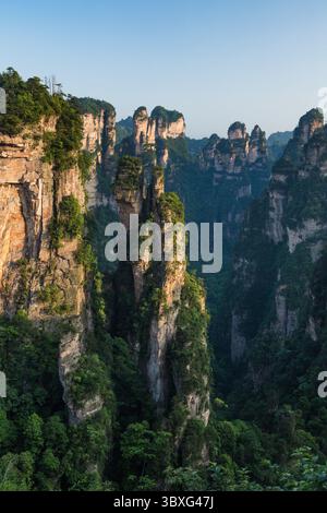 22. Mai 2013, Zhanjiajie, Provinz Hunan, China: Die Quarzit-Sandsteinsäulen des Avatar-Gebirges im Zhangjiajie National Forest Park in China. (Kreditbild: © Jon G. Fuller/VW Pics via ZUMA Press Wire) Stockfoto