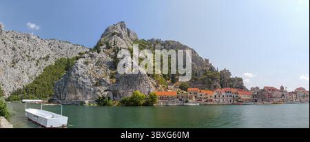 Omis Stadt Kroatien, Küste und Fluss mit Booten, felsige Berge Stockfoto