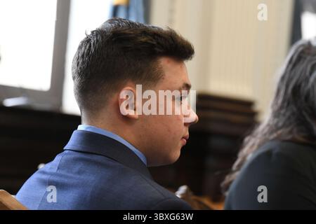 25. Oktober 2021, Kenosha, Wisconsin, USA: KYLE RITTENHOUSE, 18, bei einer Vorverhandlung im Kenosha (Wisconsin) Circuit Court am Montag, 25. Oktober 2021, vor seinem Prozess, der am kommenden Montag, dem 1. November, beginnen soll. Ein Richter hörte am Montag Argumente darüber, ob Gewaltanwendung Experten bei Rittenhouse's Prozess aussagen können. Rittenhouse, damals 17 Jahre alt, erschoss während eines BLM-Protestes im August 2020 in Kenosha zwei Männer tödlich während der Unruhen, die nach der umstrittenen Erschießung der Kenosha-Polizei auf das 29-jährige Opfer Jacob Blake folgten, das sieben Mal von einem Kenosha-Polizisten erschossen wurde. Stockfoto