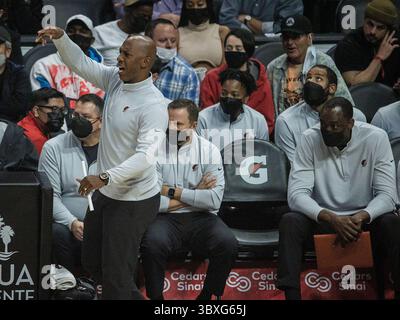 Oktober 2021, Los Angeles, Kalifornien, USA: Cheftrainer, Chauncey Billups von den Portland Trail Blazers gibt Anweisungen während ihres NBA-Spiels mit den Los Angeles Clippers am Montag, den 25. Oktober 2021 im Staples Center in Los Angeles, Kalifornien. Clippers besiegt Trail Blazers, 116-86. JAVIER ROJAS/PI (Foto: © Prensa Internacional Via ZUMA Press Wire) Stockfoto