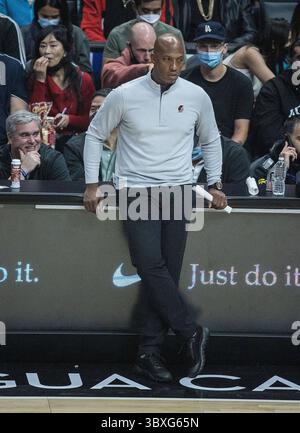 Oktober 2021, Los Angeles, Kalifornien, USA: Cheftrainer, Chauncey Billups von den Portland Trail Blazers während ihres NBA-Spiels mit den Los Angeles Clippers am Montag, 25. Oktober 2021 im Staples Center in Los Angeles, Kalifornien. Clippers besiegt Trail Blazers, 116-86. JAVIER ROJAS/PI (Foto: © Prensa Internacional Via ZUMA Press Wire) Stockfoto