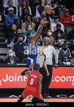 25. Oktober 2021, Los Angeles, Kalifornien, USA: Paul George #13 von den Los Angeles Clippers lässt sich am Montag, den 25. Oktober 2021 im Staples Center in Los Angeles, Kalifornien, als Cheftrainer Chauncey Billups von den Portland Trail Blazers beim NBA-Spiel mit den Portland Trail Blazers ansieht. Clippers besiegt Trail Blazers, 116-86. JAVIER ROJAS/PI (Foto: © Prensa Internacional Via ZUMA Press Wire) Stockfoto