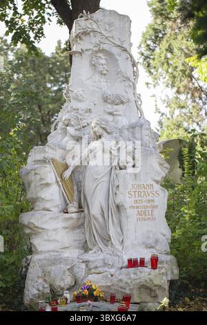 Wien, Österreich - 02. November 2023: Johann Strauss Grab unter Bäumen auf dem Wiener Zentralfriedhof Stockfoto