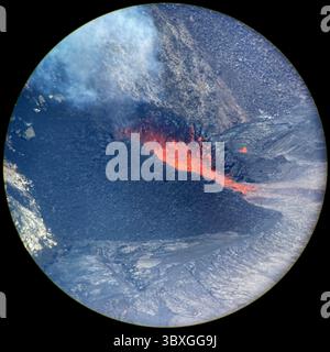 10. Oktober 2021 – Big Island, Hawaii, USA – HVO-Wissenschaftler haben dieses vergrößerte Foto der westlichen Spalte in Halemaumau am 9. Oktober 2021 mit der Linse eines Laser-Entfernungsmessers aufgenommen. Die Spalte hat einen hufeisenförmigen Spritzkegel um ihre Quelle gebildet, mit einer Öffnung auf der östlichen (rechten) Seite, die Lava in den aktiven Lavasee fließen lässt. Gemessen wurde, dass der Spritzkegel 30 m (98 ft) hoch im Verhältnis zur umgebenden Lava war; dies ist 50 Prozent höher als die westliche Spalte aus der Eruption von Dezember 2020 bis Mai 2021, die während der Eruption etwa 20 m (66 ft) hoch war Stockfoto