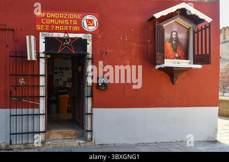 Außerhalb des Hauptquartiers der Partei der kommunistischen Wiedergründung, mit einem Votivschrein von Carlo Fusca, Bezirk Castello, Venedig, Italien Stockfoto