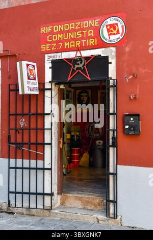 Eintritt zum Hauptquartier der Partei der kommunistischen Wiedergründung im Sestiere von Castello, Venedig, Venetien, Italien Stockfoto