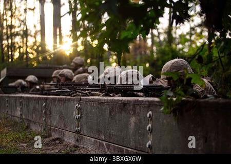 22. Oktober 2021 - Parris Island, South Carolina, USA - Rekruten mit Papa Company, 4. Rekruten-Training-Bataillon, sorgen für Sicherheit während des Schmelztiegels auf Marine Corps Recruit Depot Parris Island, S.C. 'Octoberober 22, 2021. Während der 24 Einzelveranstaltungen des Schmelztiegels werden Rekruten in Teams aufgeteilt, um sich Herausforderungen zu stellen, die ihre körperliche Kraft und Teamfähigkeit, die sie während des Trainings entwickelt haben, unter Beweis stellen. (Bild: © U.S. Marines/ZUMA Press Wire Service/ZUMAPRESS.com) Stockfoto