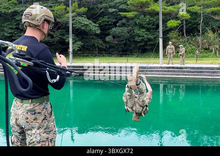 19. Oktober 2021 - Camp Gonsalves, Okinawa, Japan - Ein Ausbilder des Marine Dschungel Warfare Training Center mit der 3. Marine Division beaufsichtigt eine grüne Beret mit 1. Bataillon, 1. Special Forces Group (Airborne), die einen Pool mit einer Seilbrücke überquert während des Special Reconnaissance Training in Camp Gonsalves, 19.-22. Oktober 2021. Im Laufe von vier Tagen trainierten die Green Berets in Navigationstechniken, Evakuierungsoperationen, Aufklärung, Tarnung und Kommunikation in einer Dschungel-Umgebung. (Bild: © U.S. Army/ZUMA Press Wire Service/ZUMAPRESS.com) Stockfoto