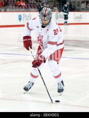 30. Oktober 2021: Ohio State Stürmer Gustaf Westlund (29) wärmt sich auf, bevor er in Columbus (Ohio) gegen Michigan State antritt. Brent Clark/CSM(Bild: &Copy; Brent Clark/CSM via ZUMA Wire) Stockfoto