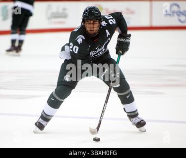 30. Oktober 2021: Josh Nodler (20) spielt in Columbus (Ohio) den Puck gegen Ohio State. Brent Clark/CSM(Bild: &Copy; Brent Clark/CSM via ZUMA Wire) Stockfoto