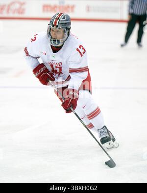 30. Oktober 2021: Ohio State Stürmer Tate Singleton (13) führt den Puck gegen Michigan State in Columbus, Ohio. Brent Clark/CSM(Bild: &Copy; Brent Clark/CSM via ZUMA Wire) Stockfoto