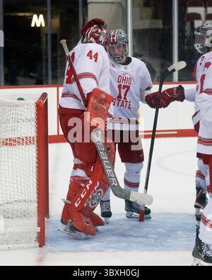 30. Oktober 2021: Ohio State Stürmer Mark Cheremeta (17) und Ohio State Torwart Jakub DobeÅ¡ (44) feiern ihren Sieg 4-1 gegen Michigan State in Columbus, Ohio. Brent Clark/CSM(Bild: &Copy; Brent Clark/CSM via ZUMA Wire) Stockfoto