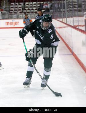30. Oktober 2021: Cole Krygier (8), Verteidiger des Bundesstaates Michigan, trifft in Columbus (Ohio) einen Schuss gegen den Bundesstaat Ohio. Brent Clark/CSM(Bild: &Copy; Brent Clark/CSM via ZUMA Wire) Stockfoto