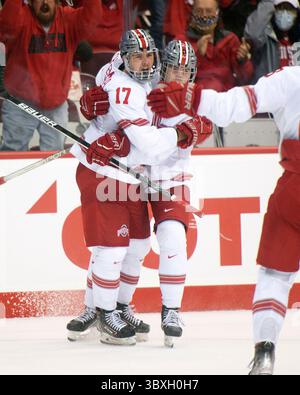 30. Oktober 2021: Ohio State Stürmer Mark Cheremeta (17) feiert sein Tor mit dem Verteidiger Cole McWard (3) in der zweiten Phase gegen Michigan State in Columbus, Ohio. Brent Clark/CSM(Bild: &Copy; Brent Clark/CSM via ZUMA Wire) Stockfoto