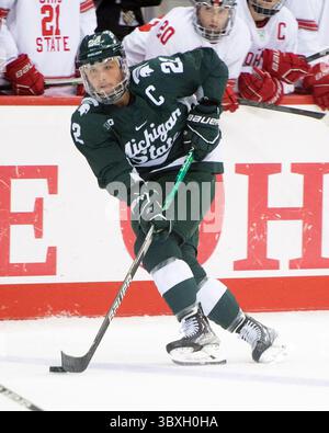 30. Oktober 2021: Dennis Cesana (22) führt den Puck gegen Ohio State in Columbus, Ohio. Brent Clark/CSM(Bild: &Copy; Brent Clark/CSM via ZUMA Wire) Stockfoto