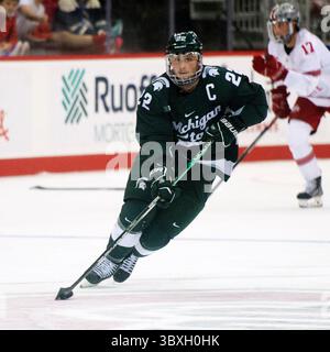 30. Oktober 2021: Dennis Cesana (22) führt den Puck gegen Ohio State in Columbus, Ohio. Brent Clark/CSM(Bild: &Copy; Brent Clark/CSM via ZUMA Wire) Stockfoto