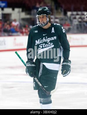 30. Oktober 2021: Stürmer Mitchell Mattson (27) im Spiel gegen Ohio State in Columbus (Ohio). Brent Clark/CSM(Bild: &Copy; Brent Clark/CSM via ZUMA Wire) Stockfoto